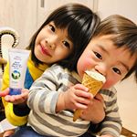 お風呂上がりのアイスタイム🍦・子供たちの全身を保湿してあげてると「ママの手いたーい😣💦」な、な、なんだってー⁉️😭・ここ数年ずーっと某有名ブランドのローズハンドクリームを使…のInstagram画像