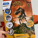 アンクルミルトン 恐竜発掘キット ティラノサウルス❤️娘がずっとやってみたいと言っていたお家でできる恐竜の発掘キット！！ノミ、ハンマー、ブラシとミニスピノサウルスの模型付き💕テーブルに新聞…のInstagram画像