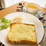 今日の朝ごはん♡チーズトースト、目玉焼き、豆苗サラダ、ごといもポタージュ♪♪ポタージュは袋ごとレンジで調理できるものでとても便利で美味しかったです…！！ #ごといもポタージュ #ごと #五島 …のInstagram画像