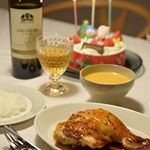 我が家はイブにクリスマスなごはん今年は平日なので、あまり凝った料理は作らずにシンプルに。でも、メインだけは豪華に。自家製スモークチキンレッグに挑戦してみました❢塩とにんにくで作った…のInstagram画像