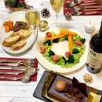 平日のクリスマスは慌ただしい〜！ リースサラダにバゲット、お肉にショコラケーキで迎えたクリスマス🎄ワインはワインの故郷 ジョージアの伝統的なワイン製法で作られたクヴェヴリ🥂地中で発酵、貯蔵する…のInstagram画像