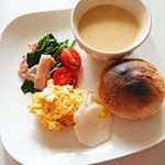 今日の朝ごはんは、五島列島で育った無農薬、無化学肥料で作られたごと芋のポタージュをいただきました❤️:さつまいものポタージュですが、甘すぎず、塩気もあってパンに合う❤️ これは、おにぎりで…のInstagram画像