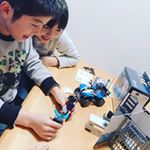 ジョブインターナショナル様の、はたらくくるまの知育玩具♪ブルーダー　bーworldシリーズのポリスステーションが届きました！組み立てが簡単で遊びやすく、警官とドロボーの顔とかリアル！肘…のInstagram画像