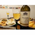 🍷#ワイン発祥の地 はどこ？🍷 正解はジョージア(日本では、2015年までグルジアと呼ばれていた国)。 そのジョージアで8000年前から続く「クヴェヴリ製法」で作られた貴重な白ワインをいただきました。…のInstagram画像