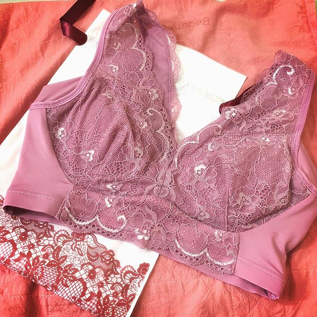口コミ投稿：ナイトブラ.眠る時につけるブラジャーです👙胸が潰れてしまったり背中にお肉が流れて…