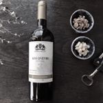 早めの乾杯🥂今夜はきのこと黒豆のスパイシーカレー🍛いただき物のワインはジョージアの伝統的ワイン製法で、ぶどうを土製の壺〝クヴェヴリ〟に入れて床下で発酵・熟成🍾今も古代の製法で作り続…のInstagram画像