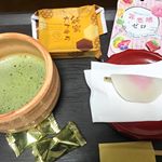 大好きな#花びら餅 を頂いたので、抹茶を点てて、朝ごはんのあとに#出勤前のお茶時間 をしたよん😇いつ食べても美味しい✨職場で頂いた、#純蜜カステラ も、とっても美味しく頂きました♬…のInstagram画像