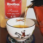 ルイボスティーを飲み始めてかれこれ１０年ほど。息子氏の大好きなお茶は、やはりルイボスティー❣️TIGERさまより、嬉しいお届け💛早速頂きました🤤💋今の時期はやはり、ホットで。お色味…のInstagram画像