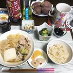 本日のお家晩ごはんは、#発芽玄米定食 です🌈冷蔵庫の残りで#すきやき風 にしたよ🐱❤️わたしは家飲み派なので、今日も#コープ さんの#おいしい酸化防止剤無添加赤ワイン と、ミルキーな#北海道カ…のInstagram画像