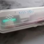 『KISS YOU UV除菌ケースセット』UV紫外線ランプで歯ブラシを強力除菌してくれるケース付きなので、職場に置いておいてランチタイムに使っています！嫌なにおいがしたりすることもなく、快…のInstagram画像