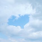 .ハート型の雲みっけ♡娘が志望校に合格しますように🙏..#愛の木に願いを #メリーチョコレート #monipla #mary_fan#雲 #くも #クモ #ハート雲#clo…のInstagram画像