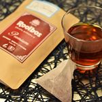 午後のひとときをルイボスティーで😌💕💕﻿﻿﻿最高級茶葉を100%使用したプレミアムルイボスティー♫﻿﻿苦味や渋みもなく香りがすごくいいです☺️☺️﻿﻿この赤い色に癒されます…のInstagram画像