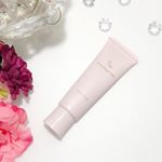 ポイントマジックPRO　ポアカバーC..＊毛穴凹みを埋めてフラット効果 ＊ウォータープルーフ効果、皮脂プルーフ効果でテカリ防止 ＊透明感UPのセミマット仕上げ ＊体温でとろけてラメラ液晶の潤いバ…のInstagram画像