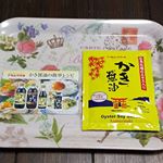 アサムラサキ 様の「かき醤油」を使って焼きおにぎり作りました✨**かつおぶし＋かき醤油を混ぜてホットプレートで焼きました😋**仕上げにかき醤油で味付けした牡蠣をトッピング♥️…のInstagram画像