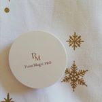 ポイントマジックPROエアリーカバーパウダー🌼🌼🌼シンプルなデザインのコンパクト。Swipe３枚目💕見てみてください👀分かりやすく私の手で🙌右手にパウダーを💛肥大した毛穴をつるん肌に✨違…のInstagram画像