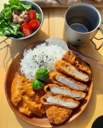 ･･こないだの#キャンめしみんな大好きキャンプの定番のカレー🍛❗😆 ご飯をル・クルーゼで炊いて、カレーはレトルト。買ってきたトンカツをのせてガッツリ👏❤️ ･･いつもは水道水で…のInstagram画像