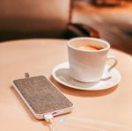 スマートフォンが約4回満充電できるモバイルバッテリー❗️ これさえあれば安心💕丸みのあるフォルムとあたたかみのある生地で手に取った時に心地よい✨スマホ、ゲーム機、電子タバコ、Wi-Fi…のInstagram画像