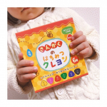：お絵かき大好きな娘がめちゃくちゃ気に入ったこちらのクレヨン🖍．はちみつを使用していて水で落ちるところがとっても使いやすいです🙆‍♀️．しかも太さも形もちょうど良くて、…のInstagram画像