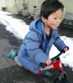 ものすごい勢いでストライダーで走る僕😁🚲 『ママここまでおいで〜』 と言われますが、無理です😂車のところには行かないでね😂そして氷に雪に滑って転ばないでね😂😂 親の気持ちをよそに爆走で…のInstagram画像