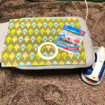 水に強い布用両面テープを使って、娘とランチマット作り！セリアかダイソーで見つけた布。端が塗ってあるのをいいことに、折って、布用両面テープでとめただけ…笑でも、パッと見、これで十…のInstagram画像