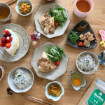 ..⁎しらす丼　⁎豆腐ステーキきのこあんかけ　⁎鶏レバーの甘辛煮　⁎二色人参と竹輪のカレー炒め　⁎いちごのショートケーキ🍰(昨晩の残り)ふるさと納税で届いたたっぷりのしらすでし…のInstagram画像