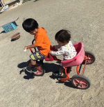 お兄ちゃんが大好きな2人乗り三輪車✨弟を乗せるー！と、はりきっていたので乗せてみました😊がんばってこいでいる姿も弟の様子を見ながら優しい姿も微笑ましかったです❤️ #三輪車 #3月3日は三…のInstagram画像
