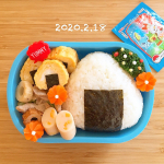 ・2020.2.18.Tue・こんにちは🌵・幼稚園の昼食グループでポケモンのふりかけが流行っているらしく👾・ならキャラ弁じゃなくていっかと大きなおにぎり弁当🍙…のInstagram画像