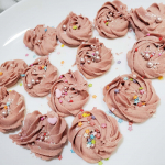 u0040kyoritsu_kitchen さんのお菓子キット頂いたので作ってみた❣️ベイクドショコラ😊第4のチョコレートって言われてる、ピンク色をしたルビーチョコレートを使用したものです🎶*…のInstagram画像