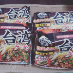 お水がいらない 台湾ラーメンを作ってみました。 こちらの商品は、スープ、麺、具が一つになった台湾ラーメンです。お鍋に入れて温めるだけで食べることができるんです。  台湾ラーメンを鍋に入れてぐつ…のInstagram画像