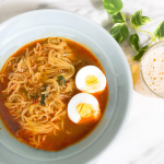 お水がいらない 台湾ラーメンスープ、麺、具が一つになった台湾ラーメン！水を加えなくとも、鍋に入れて温めるだけで作れます。チキンベースの醤油スープに、自家製辛味オイルや旨辛ミンチのガツンとし…のInstagram画像