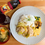 とある日のご飯はムネ肉とキャベツををめんつゆで煮込んだもの💖.洗い物も少なくて済むからワンプレートにハマってます🤣..飲み物は、有機アロニア果汁100%をお水で割って飲んで…のInstagram画像