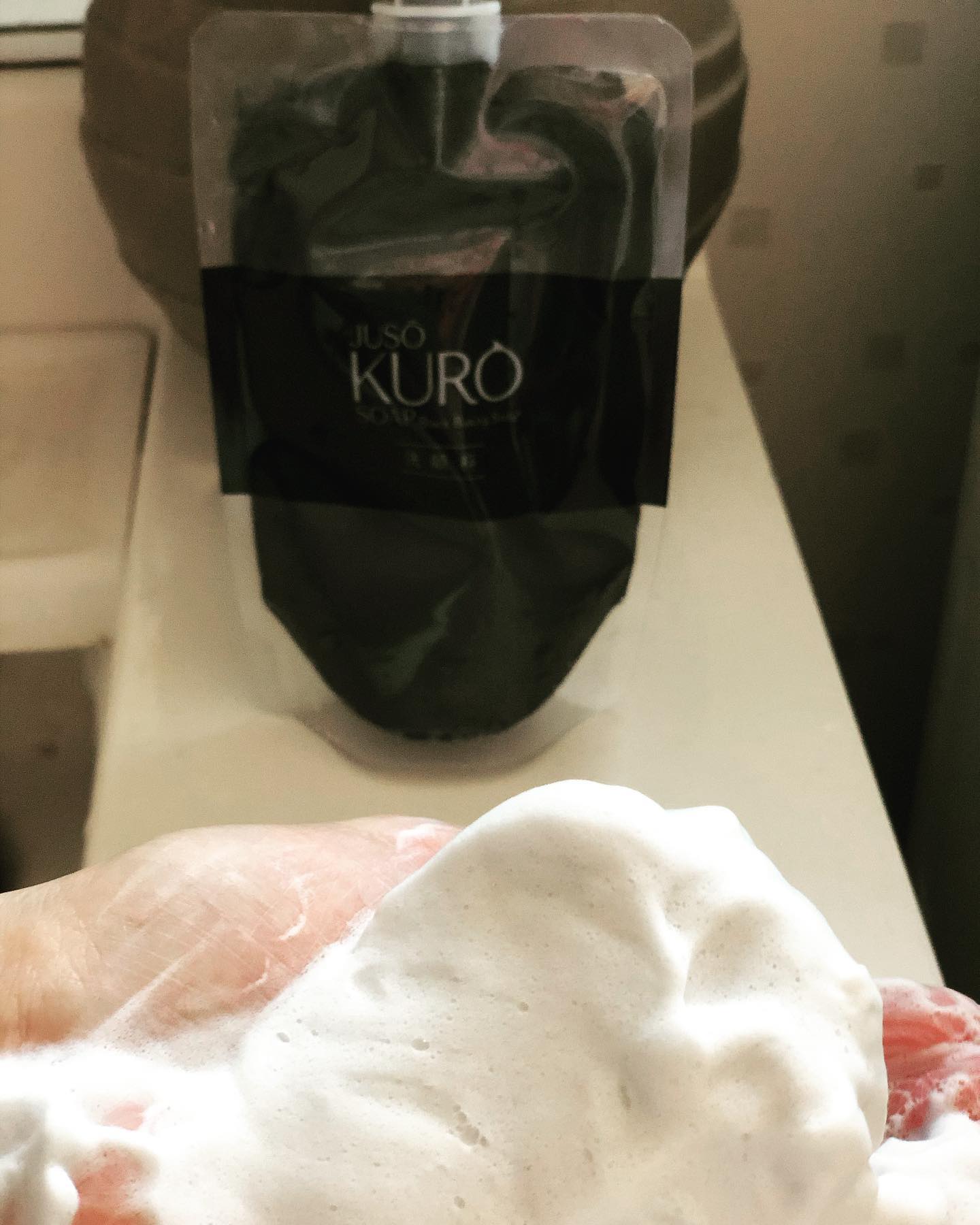 口コミ投稿：見た目にもインパクトのあるJUSO KURO SOAP［重曹洗顔］この黒さのひみつは、炭が入…