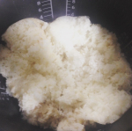 土田家と宮家の結婚式でいただいたお米美味しゅうございました。普段は雑穀米派だけど、貰い物なので白米で食べてみた。最近キューピーのとろ〜り卵を入手したので、贅沢に温泉卵かけご飯にしようと思ったら、気づい…のInstagram画像