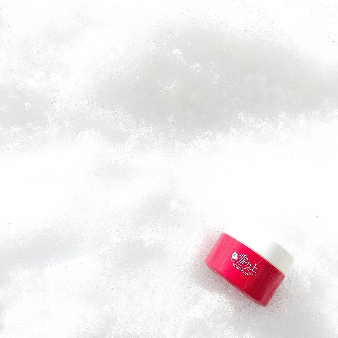 口コミ投稿：雪の上で撮ってみた☺️ 赤いパッケージが映えますね💞#雪之上 #雪の上 #オールインワン…