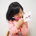 ばあばに！#お手紙 かくー！シール、貼るー！..名古屋のお義母さんから定期的に娘たちへの洋服や季節の贈り物🎁お礼も込めてお誕生日の手紙を書きました！自分で描きたい、飾り…のInstagram画像