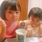 美味しくてビッグサイズの安曇野食品工房様の【家族の贅沢　クリーミーカスタードバニラヨーグルト】をモニターさせていただきました。とろーっとなめらかなヨーグルトでpic④からのようにグビグビ飲めま…のInstagram画像