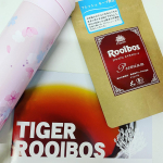 ルイボスティーのいいところ！ノンカフェインだからコマと一緒に飲める⭐️ タイガーのルイボスティーはオーガニック認証を取得した最高級グレードの茶葉を100%使用しているらしく、良き香り…😌 かわいい…のInstagram画像