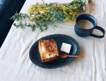 3月15日（日）朝ごはん‪*⋆⸜ᴳᴼᴼᴰ ᴹᴼᴿᴺᴵᴺᴳ⸝⋆*‬天気の良い朝〜☺︎いい具合に焼けたレーズンパンにクリームチーズ♡今日はコーヒーをやめてチャイラテ𖠚ᐝスパイシーな…のInstagram画像