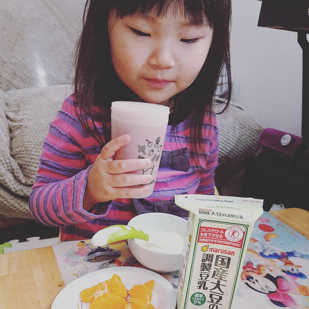 口コミ投稿：子ども向けの青汁を豆乳で割ってみたよ。うーん、ヘルシーそう…という顔でゴクゴク🎵#…