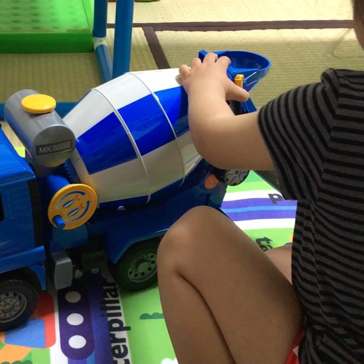 口コミ投稿：息子が大興奮！！ はたらくくるまの知育玩具♪ブルーダー MANセメントミキサー。とに…