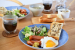 休日ランチはワンプレートで✋ソーセージ目玉焼きサラダトーストたまごスープ トーストのディップには、クリームチーズ×『極上フルーツ黒にんにく』。胡椒を多めに入れてみました☝モニター中…のInstagram画像
