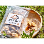 出口崇仁農園さんのフルーツ黒にんにく♪#無農薬 #化学肥料不使用 で育てられた#オーガニックの にんにくを、独自製法で熟成させて作られたものだそうです。こちらの黒にんにくを使って、色々…のInstagram画像