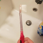 イオン歯ブラシアイオニックの歯ブラシを使い初めて数週間‼️歯みがき粉なしってのに、不思議で本当に歯みがき粉なしで良いのかな？と不安でしたが～電池があればイオンが発生し、そのイオンの力で汚れ…のInstagram画像