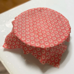 『みつろうラップ』を使ってみました✨みつろうラップとは、みつろうを布に染み込ませて作るラップです。みつろう（蜜蝋）は、みつばちの巣から採れる「ろう」のこと。抗菌・保湿効果があるので、食品の…のInstagram画像