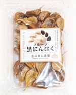 農薬も合成化学肥料も一切使わずに生産しふっくらとして糖度が高く、健康成分も豊富に含まれている出口崇仁農園さんの「フルーツ黒にんにく」  皮はすぐにめくれるし、身は柔らかくてプニプニ～ 最初はそのま…のInstagram画像