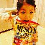 信栄食品さんのマッスル餃子のモニターに当選しました。早速今日の夕食にマッスル餃子食べました。手軽に美味しい餃子にタンパク質が取れるのがいい👌そして糖質も50%オフに脂質なんて88%オフ。…のInstagram画像