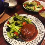 今日の晩ご飯はハンバーグとめかぶとお豆腐のお味噌汁とご飯。でーすーがー、侮るなかれ。こちらただのハンバーグではございません。タネにもソースにも、なんとハトムギエキスが入っているのです！…のInstagram画像