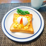 おこもり中なので自宅でカフェ気分♪ランチにダブルエッグオープンサンド。エッグサラダの上に半熟卵がとろ～り❤初めてたべる烏骨鶏の卵で作ってみました！鶏卵に比べるとかなり小さくてSSサイズ…のInstagram画像