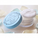 【レイヴィー フレグランス ボディ&フェイスパウダー】のフローラルスウィートの香りを使ってみました。ヤギ乳（保湿成分）と加水分解乳タンパク（整肌成分）配合です。可愛い水色の蓋を開けた途…のInstagram画像