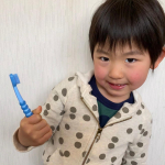 スイス生まれの歯ブラシ「クラプロックス」を使ってみたよ❗️握りやすい形ですごく磨きやすくてしっかり磨いてる気がします！立てて置けるから便利です🤗#歯ブラシ #子どものいる暮らし #クラプロ…のInstagram画像
